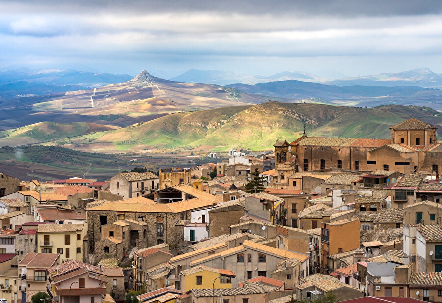 Sicilya mafyasının kalesi durumundaki Corleone kasabası, yarım asırdır İtalyan Mafya Konseyi’ni yöneten babalara ev sahipliği yapıyor.