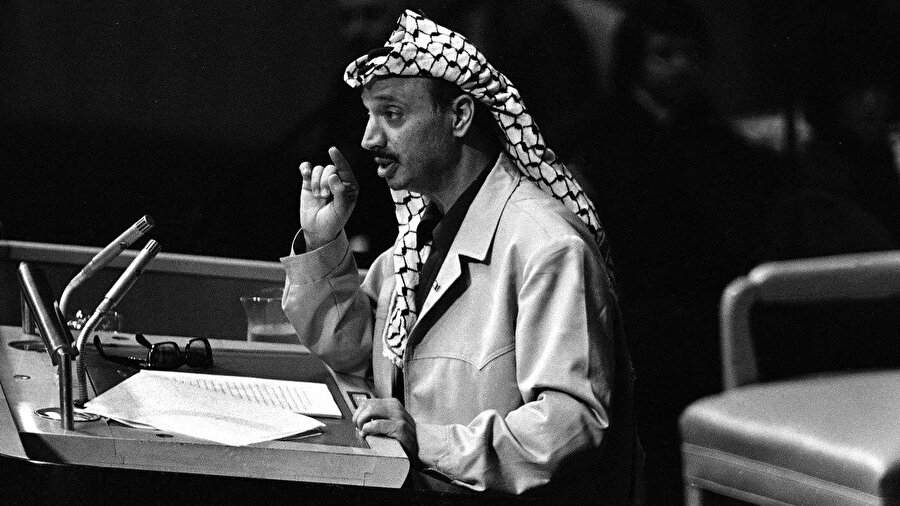Arafat’ın hayatında pek çok merhale vardı ve her merhale onun Filistin’in kurtuluşuna ve Filistinlilerin haklarını elde etmeye dair benimsediği metoda tesir etti. Arafat’ın ve El Fetih hareketinin metodolojisi, silahlı mücadele ve tüm tarihi Filistin topraklarının kurtarılması mottosuyla başladı ancak bu proje yıllar içinde yavaş yavaş dönüşüme uğradı.