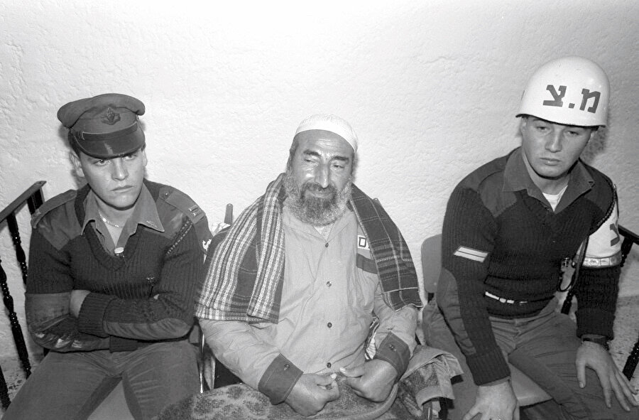 İsrail tarafından sık sık tutuklanan Ahmed Yasin, bir duruşma sırasında, 1990.