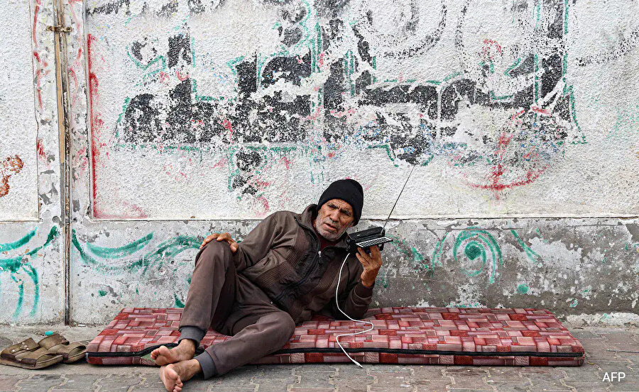 Dünyanın rafa kaldırdığı radyolar, dış dünyadan koparılan Gazzeliler için artık zaruri bir ihtiyaç haline geldi.