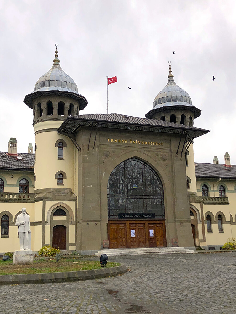 Eski Edirne Tren Garı, yeni Trakya Üniversitesi Güzel Sanatlar Fakültesi. Fotoğraf: Uluç Algan 