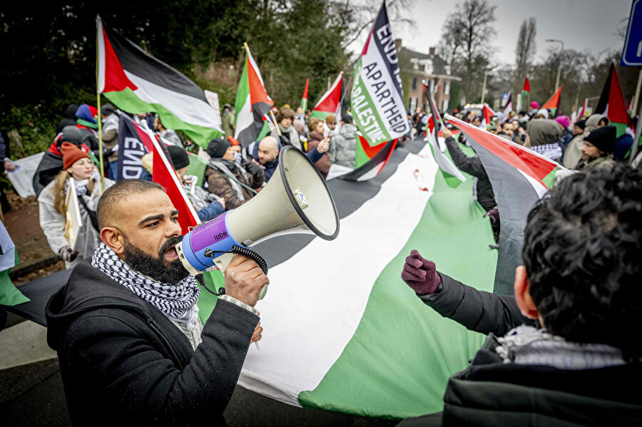 Lahey'deki duruşma sırasında da Filistin destekçileri, Filistin bayrakları ve pankartlarla UAD binası önünde gösteri yaptı. 