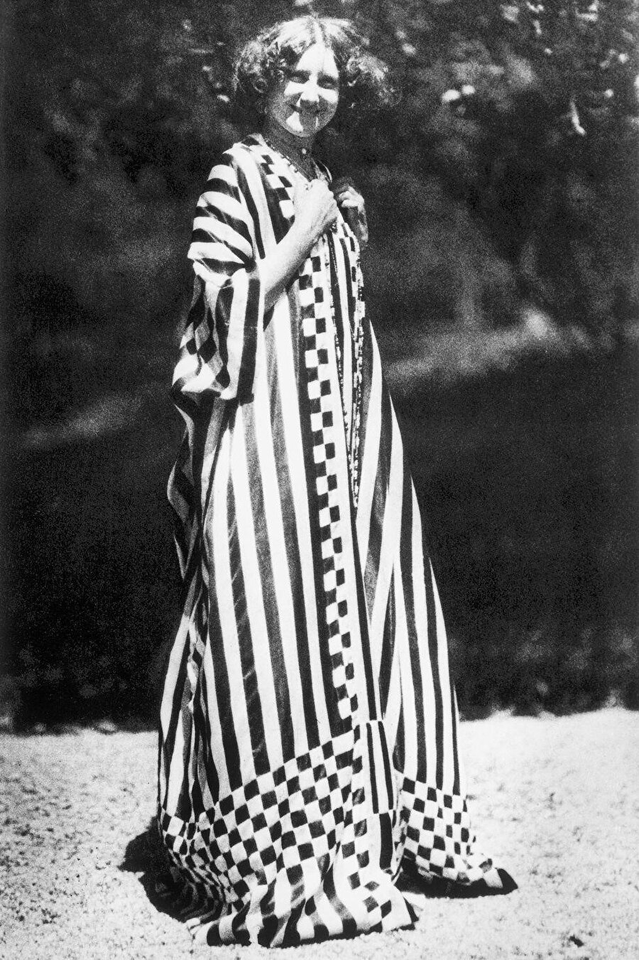 Emilie Flöge, kendi tasarladığı elbiselerden birini giyerken, yıl 1905.