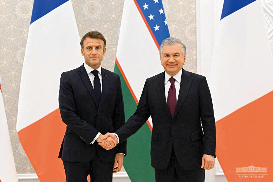 Macron ve Şevket Mirziyoyev Özbekistan Cumhurbaşkanı.