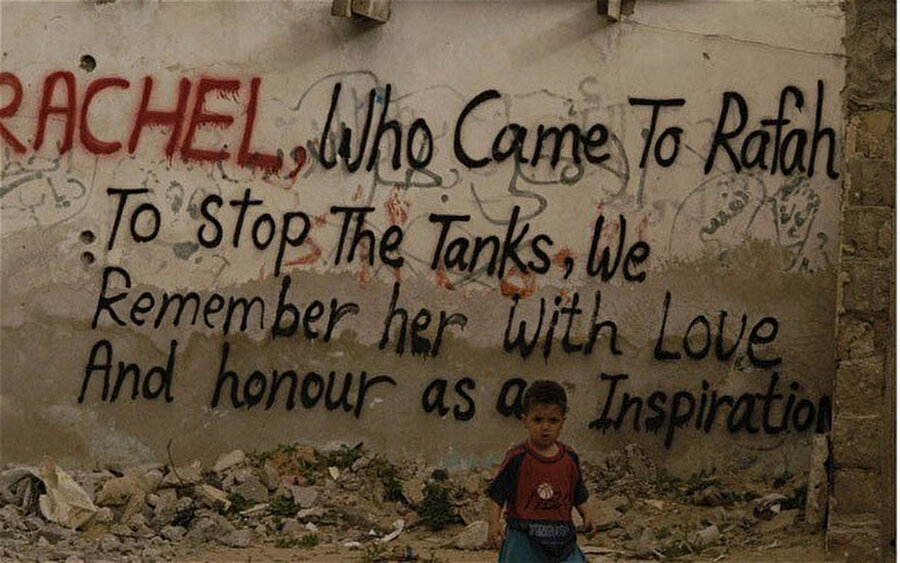 Refah'ta İsrail buldozeri tarafından ezilerek öldürülen Rachel Corrie’nin anısına yapılan ve Tom’un fotoğrafladığı bir duvar grafitisi.