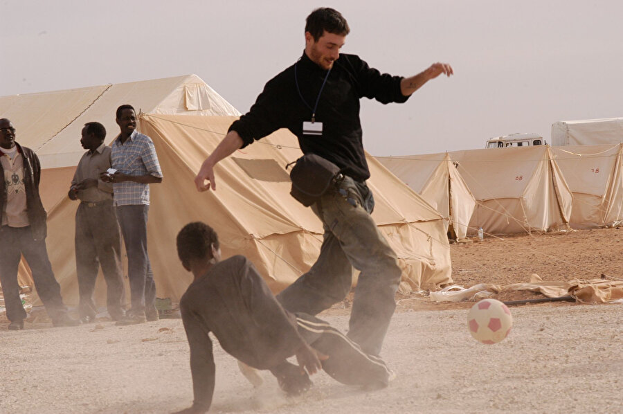 Tom, çadır kamplarındaki çocuklarla futbol oynarken, 30 Mart 2003.