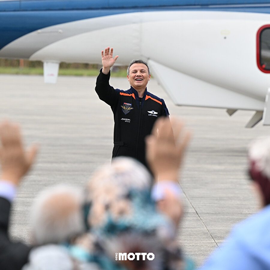 Alper Gezeravcı ailesiyle vedalaştı