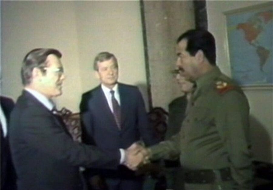 Bush hükümetinde Savunma Bakanı olacak olan Donald Rumsfeld, devireceği Saddam Hüseyin ile Bağdat'ta el sıkışıyor, 20 Aralık 1983.