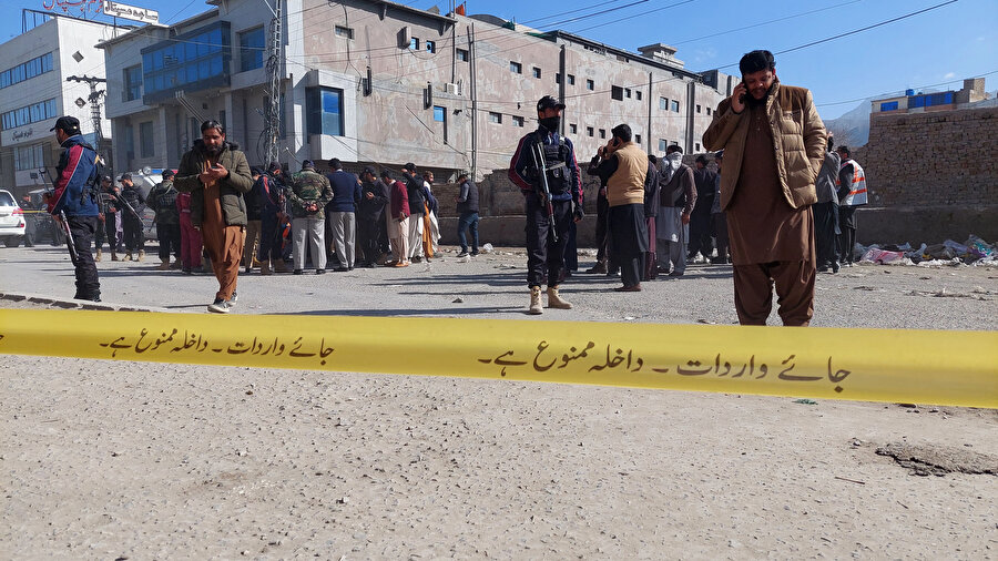 Pakistan güvenlik yetkilileri, Belucistan eyaletinin başkenti Quetta'da meydana gelen patlama mahallinde inceleme yapıyor, 17 Ocak 2024.