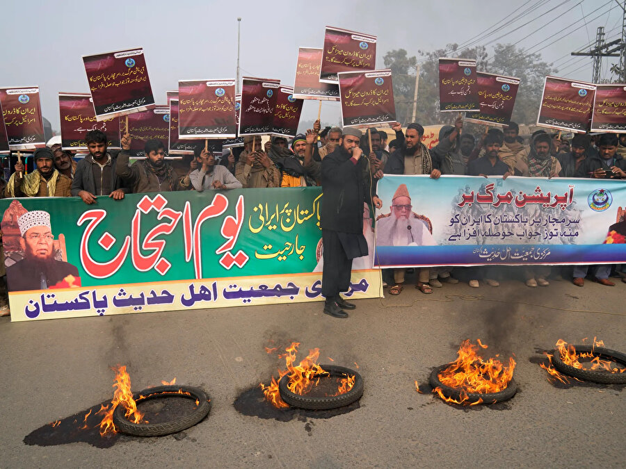 Merkezî Cemiyet Ehl-i Hadis Pakistan adlı dinî grubun destekçileri, Pakistan'ın Lahor kentinde, Pakistan sınır bölgesinde İran saldırısını kınamak için lastik yakıp bir gösteri düzenledi, 19 Ocak 2024.