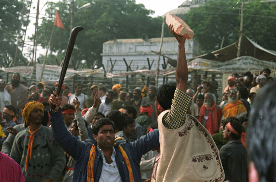 Yıkım nedeniyle Hindistan'da çıkan ayaklanmalarda çoğu Müslüman 2 bine yakın kişi öldü.