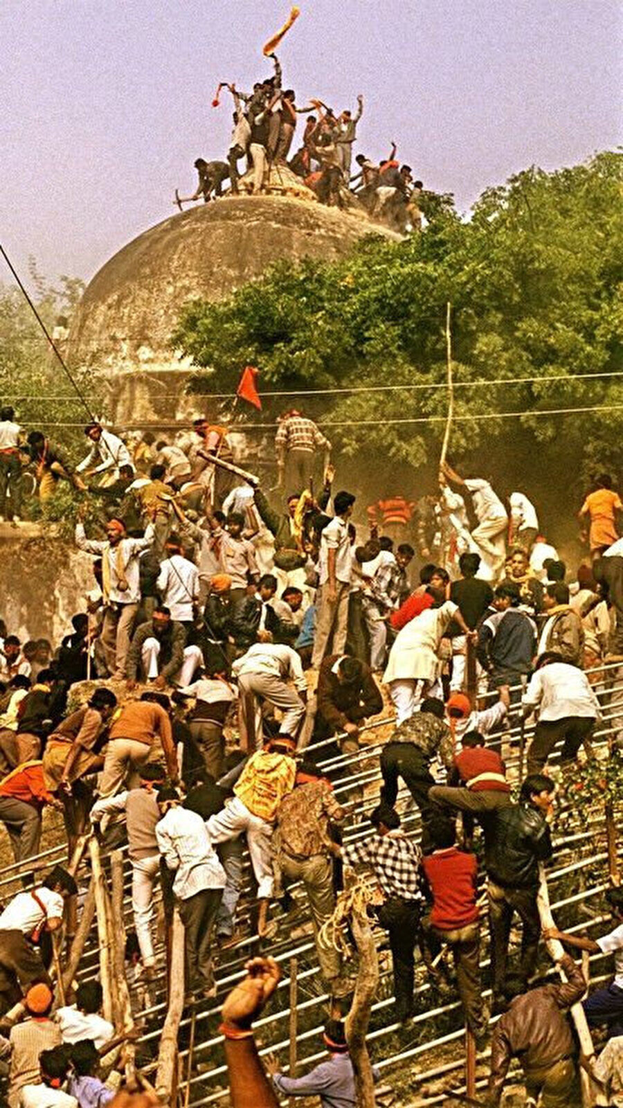 150 bin kişinin kazma, kürek ve levyelerle ibadethaneye saldırması, yaklaşık 500 yıldır ayakta duran Babri Camii'nin 5 saat içinde yıkılmasıyla sonuçlandı.