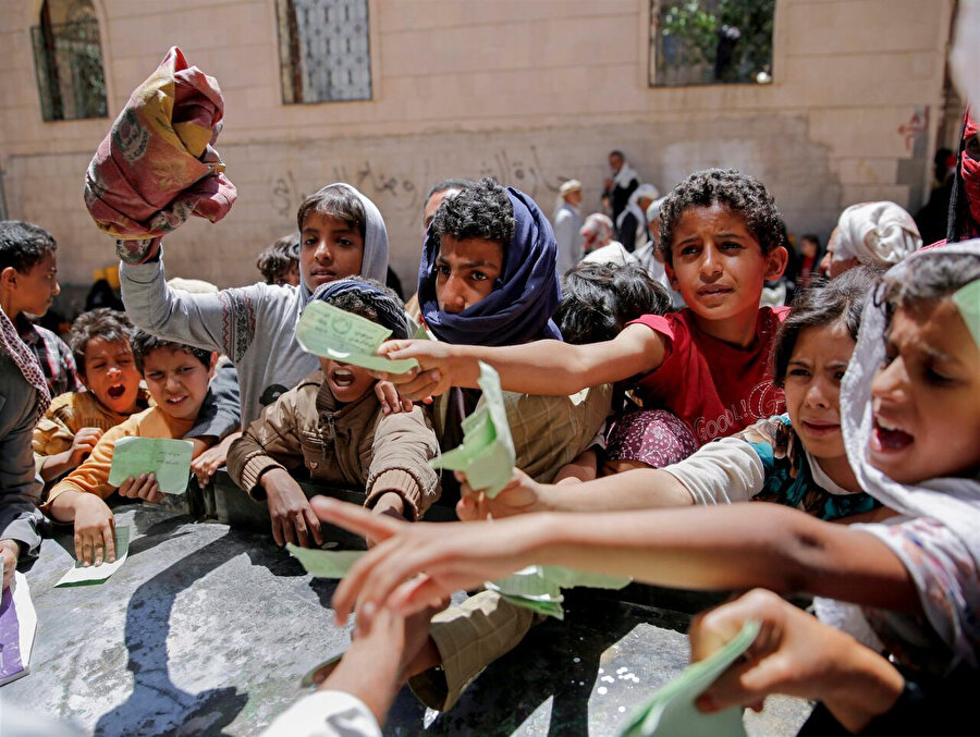 Yemen'de 5 yaş altındaki 2,4 milyon çocuk yetersiz besleniyor. 