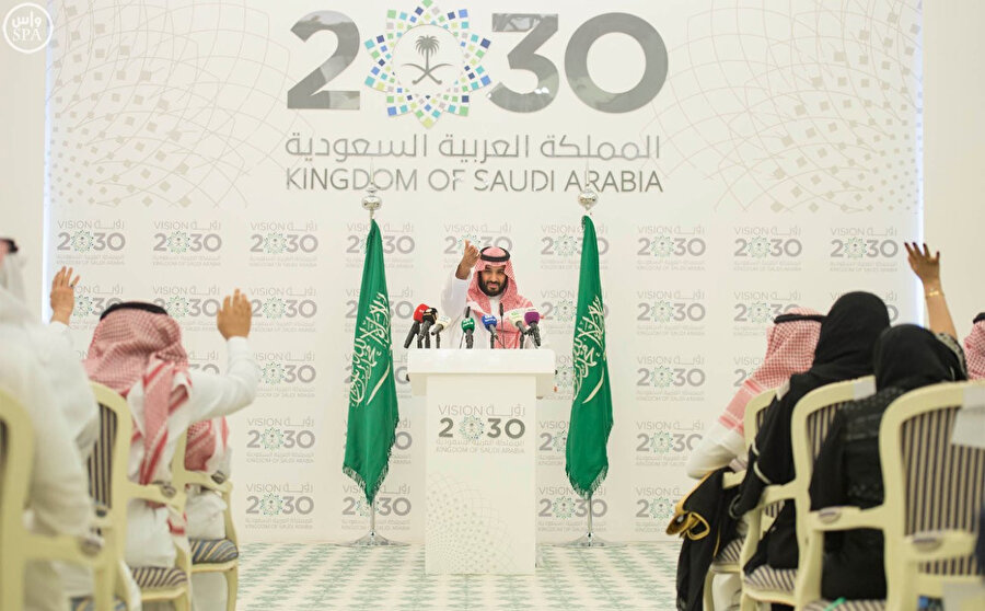 Veliaht Prens Muhammed bin Selman "2030 Vizyonu" kapsamında ülkenin petrole bağımlı ekonomisini geliştirmeyi, sosyal reformlar yaparak Suudi Arabistan'ın "çehresini değiştirmeyi" amaçlıyor. 