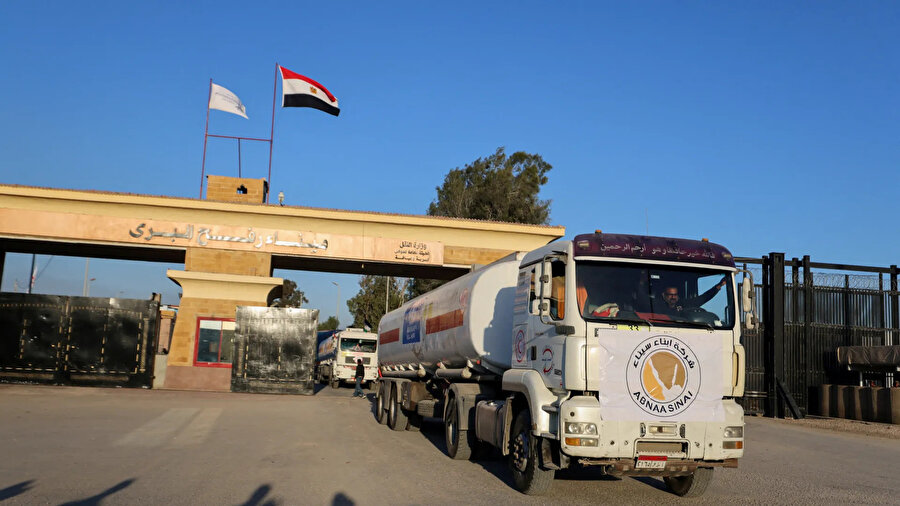 Birleşmiş Milletler Yardım ve Çalışma Ajansı (UNRWA) logosuyla işaretlenmiş bir kamyon, Refah sınır kapısından Gazze'den Mısır'a geçiyor.
