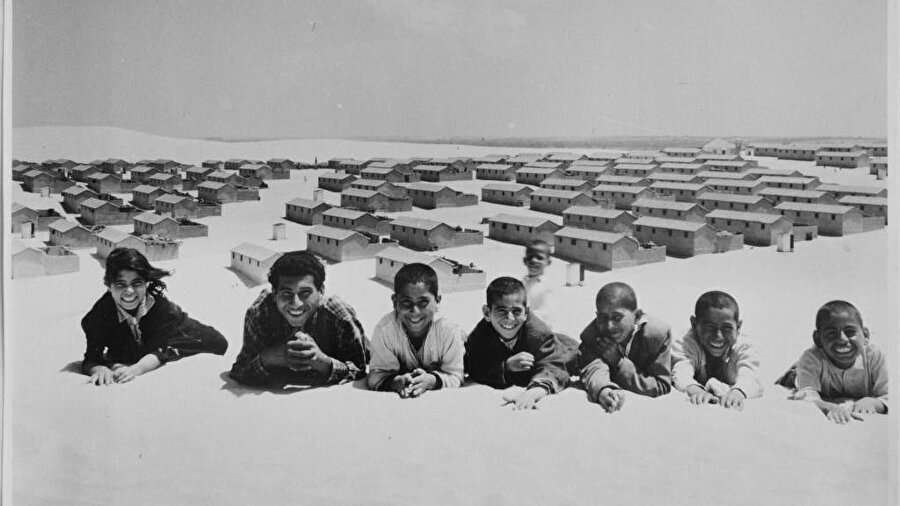 UNRWA, 1949'da, şu anda İsrail'in bir parçasını oluşturan bölgelerden Yahudi milisler tarafından evlerinden etnik olarak temizlenen on binlerce Filistinliye hizmet vermek üzere kuruldu.