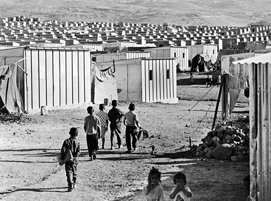 BM ajansı, işgal altındaki Batı Şeria, Doğu Kudüs ve Gazze'nin yanı sıra, Filistinli mültecilerin Nekbe olarak bilinen sınır dışı edilmelerinin ardından sığındıkları komşu ülkeler olan Ürdün, Lübnan ve Suriye'de de faaliyet gösteriyor.