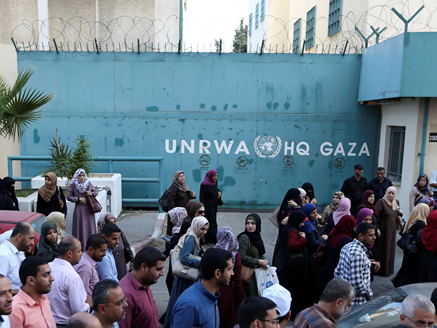 BM üyesi ülkelerin fonladığı UNRWA, Gazze'de felaket seviyesine ulaşan insanî koşullar altında yaşayan iki milyondan fazla Filistinliye yardım sağlayabilmek için hayatî bir role sahip.