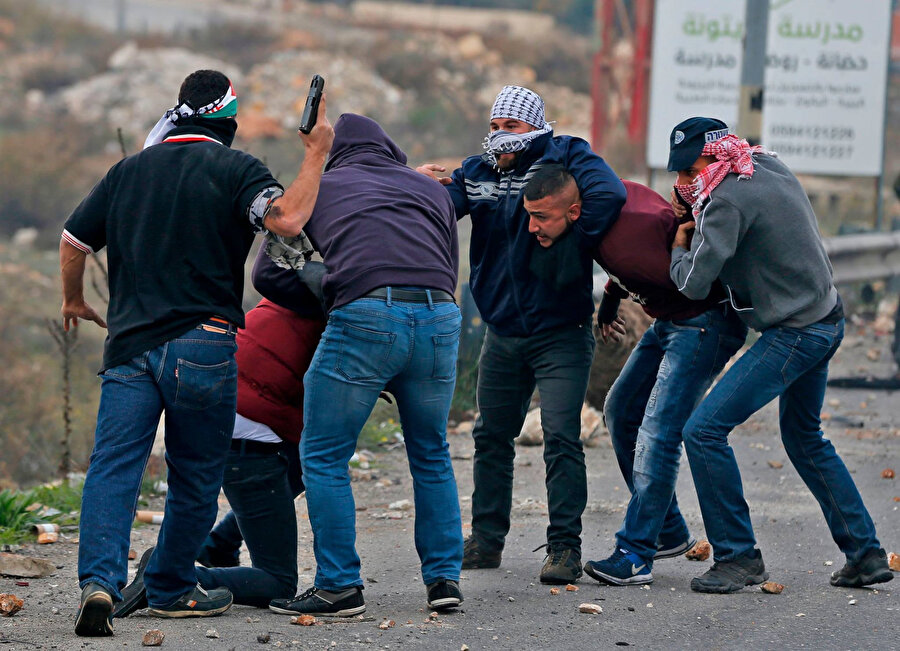 Filistin topraklarında başta suikast ve kaçırma olmak üzere yüzlerce operasyon gerçekleştiren Müsta’ribler, özellikle protesto gösterilerinin sıcak çatışmaya dönüşmesinde son derece aktif rol oynuyor. Müsta’riblerin başlıca taktikleri arasında; Filistinli gençlerin arasına yüzlerinde maske, başlarında kefiye ve ellerinde taşlarla karışıp İsrail askerlerine saldırıları başlatmak, ardından ortalık karıştığında kenara çekilmek veya kalabalığın içindeki bazı hedefleri tutuklayarak doğrudan İsrail askerlerine teslim etmek vb. bulunuyor.