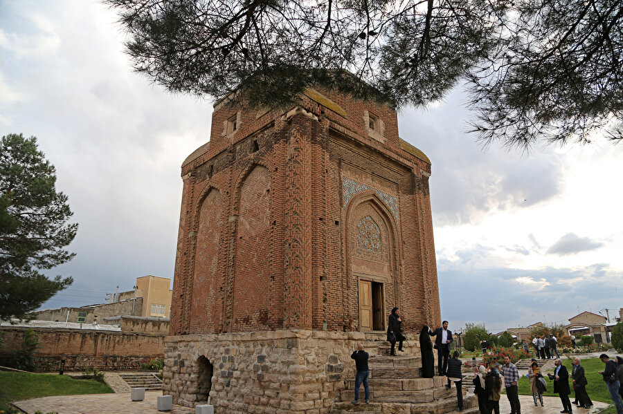 İran'da bir Kızıl Kümbet