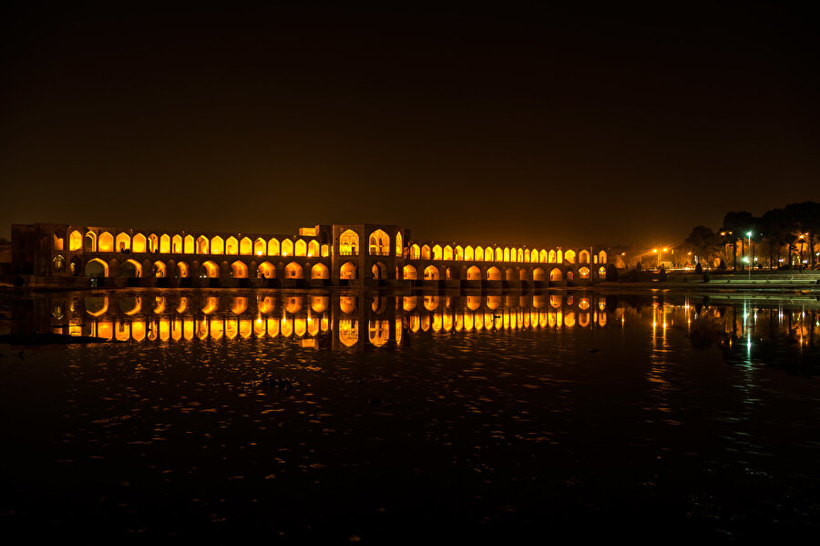 Gün doğumu ve gün batımının eşsiz görüntüsünün izlenebildiği köprü, ünlü şair Saib Tebrizi gibi birçok İsfahan şairlerine ilham kaynağı olmuş.