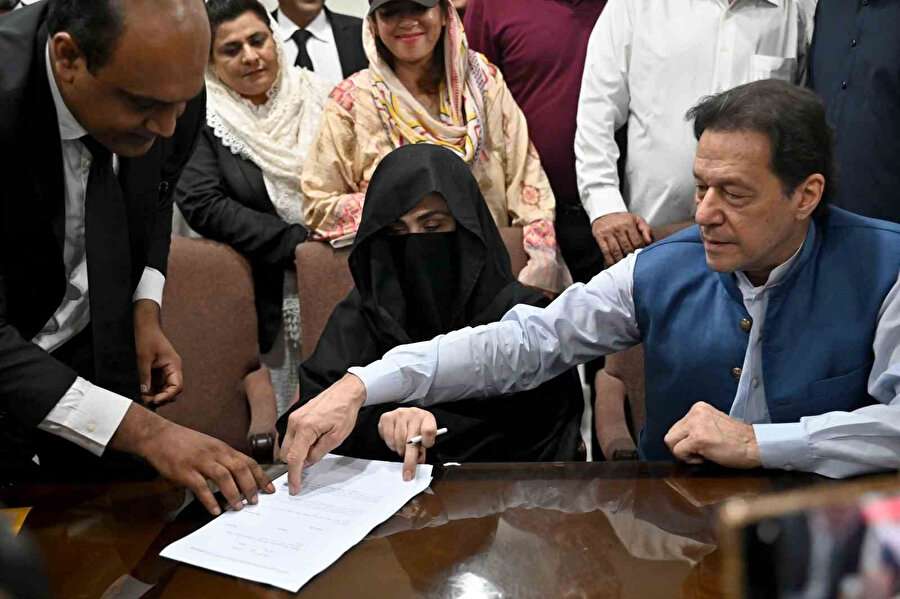 Pakistan eski Başbakanı İmran Han ve eşi Büşra Bibi, son olarak, yasa dışı evlilikten 7 yıl hapis cezasına çarptırıldı.