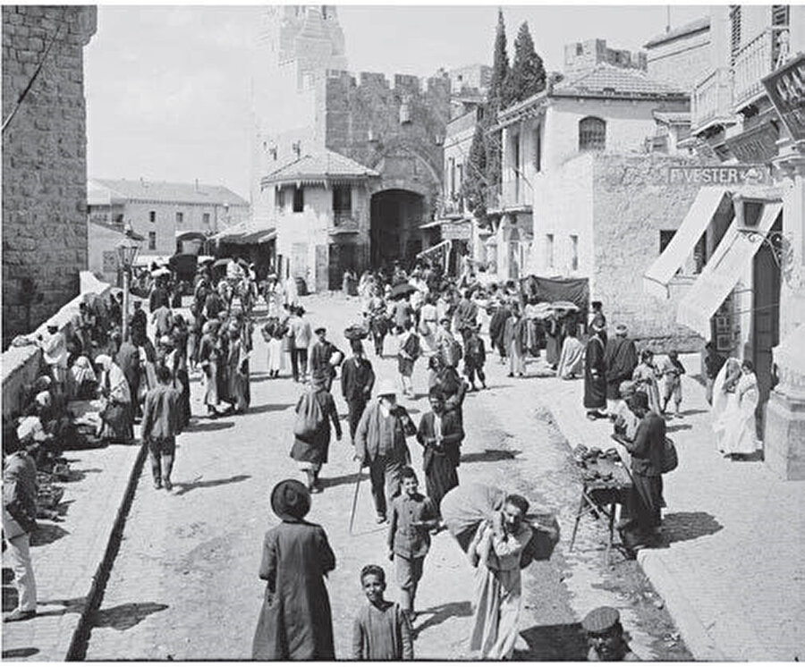 11 Aralık 1917’de İngiliz General Allenby’in Kudüs’e girmesiyle Filistin’de İngiliz askeri yönetimi başlamıştır.