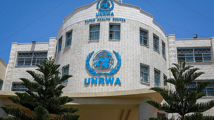 Faaliyetlerine başladığı 1950'den bu yana Filistinli mültecilere gıda, sağlık, eğitim ve barınak gibi insanî yardımları sağlayan ana kuruluş konumunda bulunan UNRWA, 5,9 milyon Filistinli mülteciye destek sağlıyor.