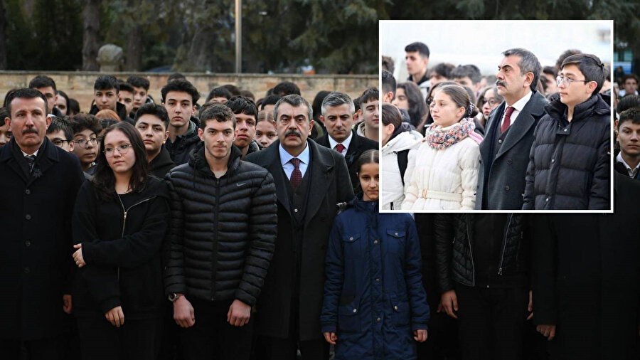 Depremde hayatını kaybedenler için okullarda saygı duruşu