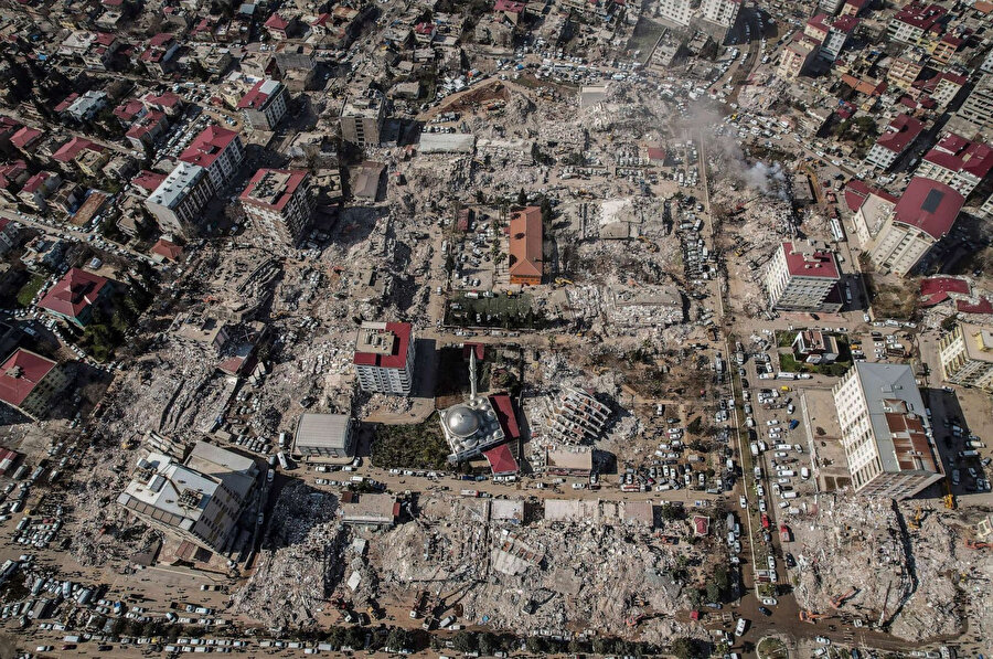 6 Şubat 2023'te, Ortadoğu'nun son 20 yılda gördüğü en kötü depremlerden biri meydana geldi. Türkiye ve Suriye'yi sarsan depremde 55.000'den fazla insan hayatını kaybetti.