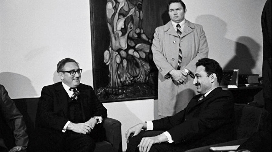 1957’de Rockefeller bursuyla ABD’ye gidip Harvard Uluslararası Semineri’ne katılan Ecevit’in, o dönem öğretim görevlisi olan Kissinger’dan da dersler aldığı biyografisinde yer almaktadır.