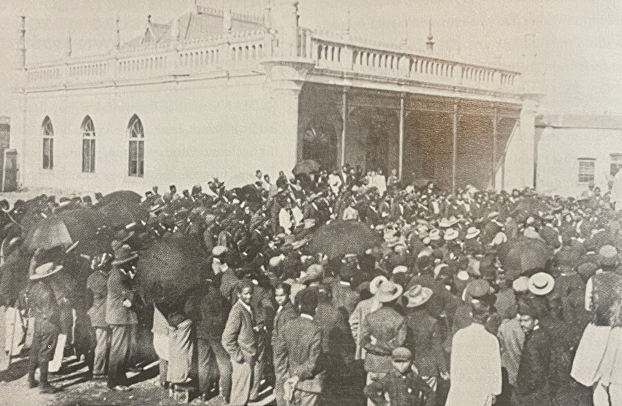 1908’de Mahatma Gandhi'nin Hamidiye Camii'nin önünde toplanan Müslüman, Hindu ve Hristiyanlarla pasif direnişi başlattığı gösteriden kareler.
