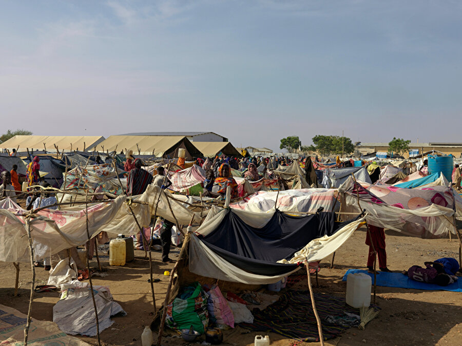 Güney Sudan'ın Yukarı Nil eyaleti Renk'teki Transit Merkezi, Sudan'daki savaştan kaçan 10 binden fazla insana ev sahipliği yapıyor. Bölgede yağmurlu mevsimde insanları sert güneşten ve şiddetli yağışlardan korumak için acilen daha fazla barınağa ihtiyaç duyuluyor.