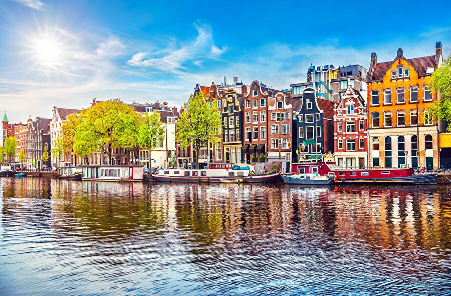 Amsterdam bir yanıyla coğrafyanın hükmettiği, diğer yanıyla da coğrafyasına hükmeden bir şehir.