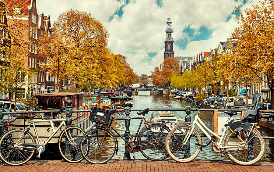 Her yıl Amsterdam’ı ziyaret eden ve neredeyse tamamı aynı kapılardan geçen turistlerin kaçı karşısında gördüğü canlı, büyüleyici ve güzel kenti boş verip arkasına bakar ki zaten.