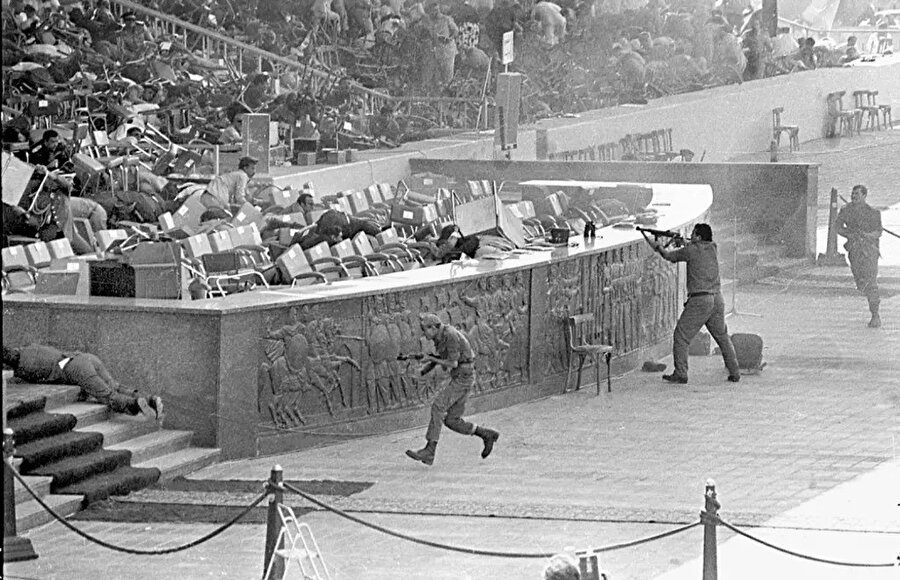 İsrail’i resmen tanıyan ilk Arap devlet başkanı olan Mısır Cumhurbaşkanı Enver Sedat, 1973 Yom Kippur Savaşı’nın yıl dönümü için 6 Ekim 1981 günü düzenlenen askerî tören sırasında, canlı yayın esnasında vurularak öldürüldü.