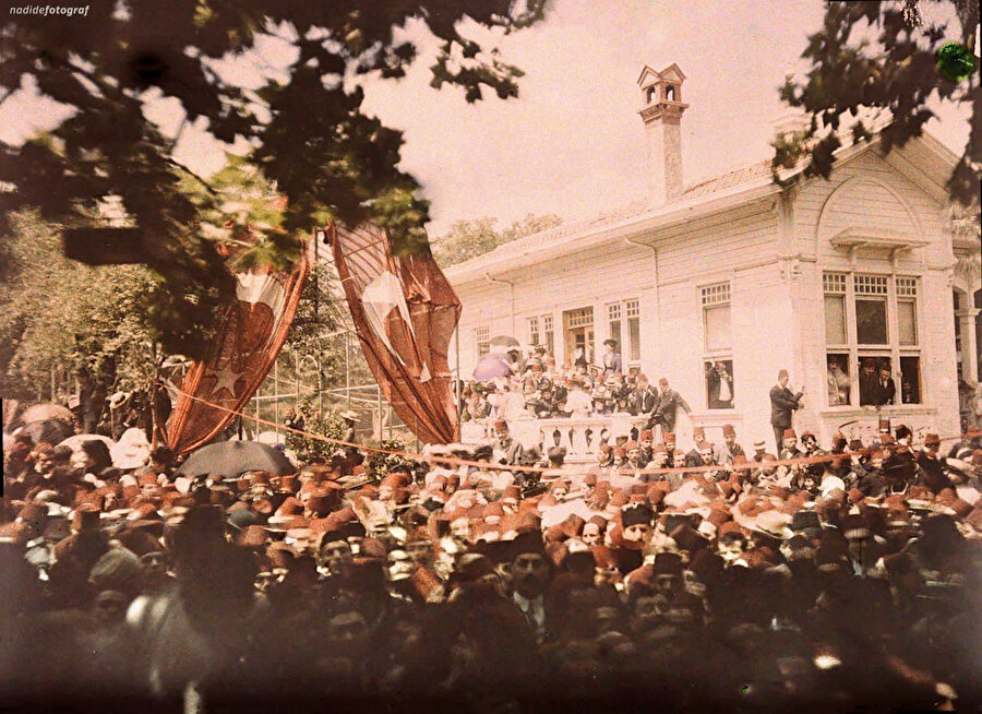 Jön Türkler tarafından Taksim'de düzenlenen bir miting, 1908.