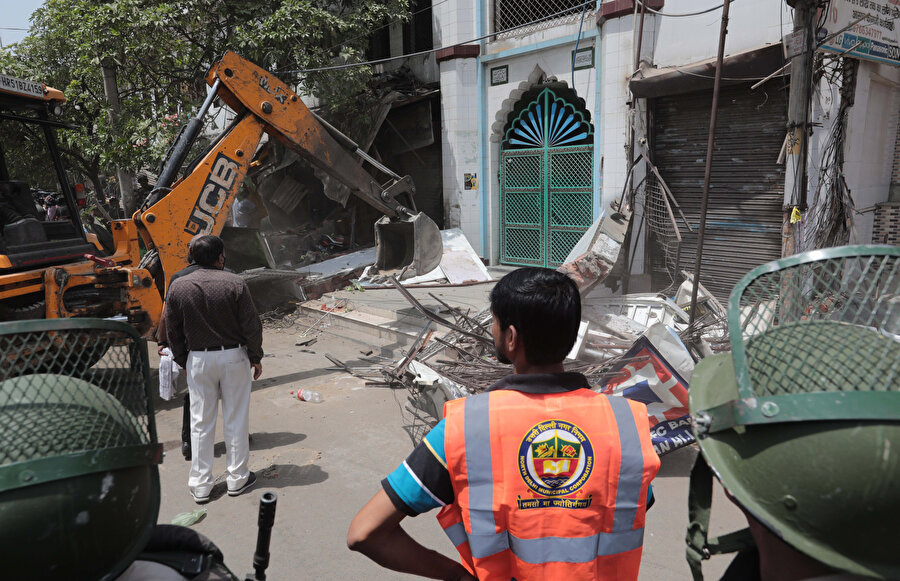 Hindistan’da cami ve mescitler de buldozerlerden payını alıyor…