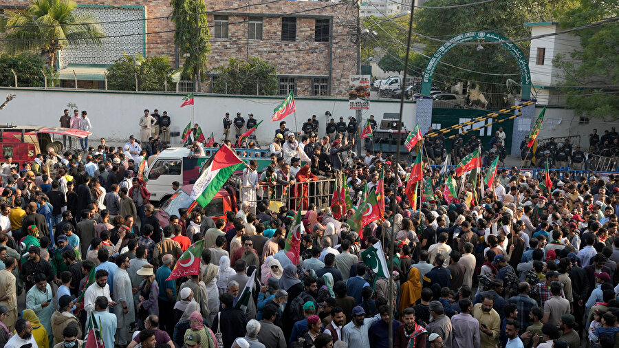 Pakistan’da 8 Şubat’ta yapılan genel seçimin ardından eski Başbakan İmran Han’ın partisi PTI destekçileri, seçimlerde hile yapıldığı iddiasıyla ülke genelinde protesto gösterileri düzenliyor.