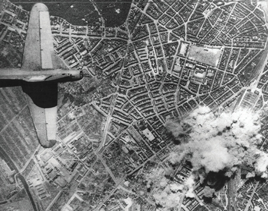 II. Dünya Savaşı’nın son kesitinde küçüğünden büyüğüne bütün Alman şehirleri korkunç bir şekilde bombalanıp yerle bir edilmiş, neredeyse 600.000 sivil bu saldırılarda hayatını kaybetmişti.