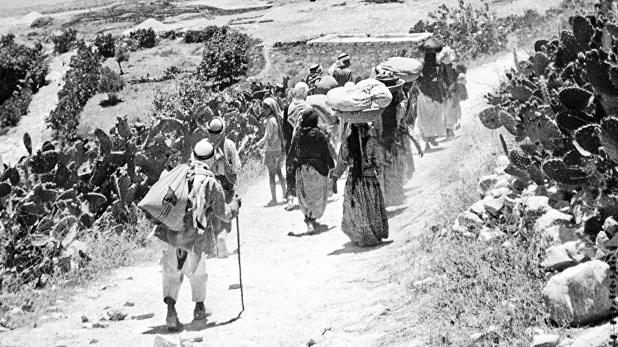 14 Mayıs 1948'de İsrail'in resmî bir devlet ilân edilmesiyle başlayan yüzbinlerce Filistinlinin tehcir edildiği Nekbe süreci, bugün hâlâ tüm canlılığıyla devam eden bir mülteci krizini doğurmuştur.