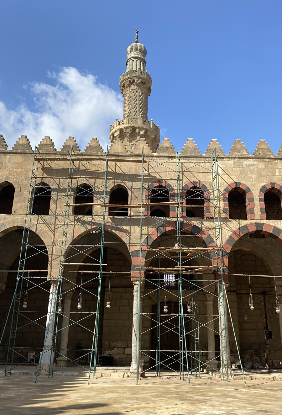 Sultan en-Nâsır Muhammed Camii’nin revakları ve minaresi.
