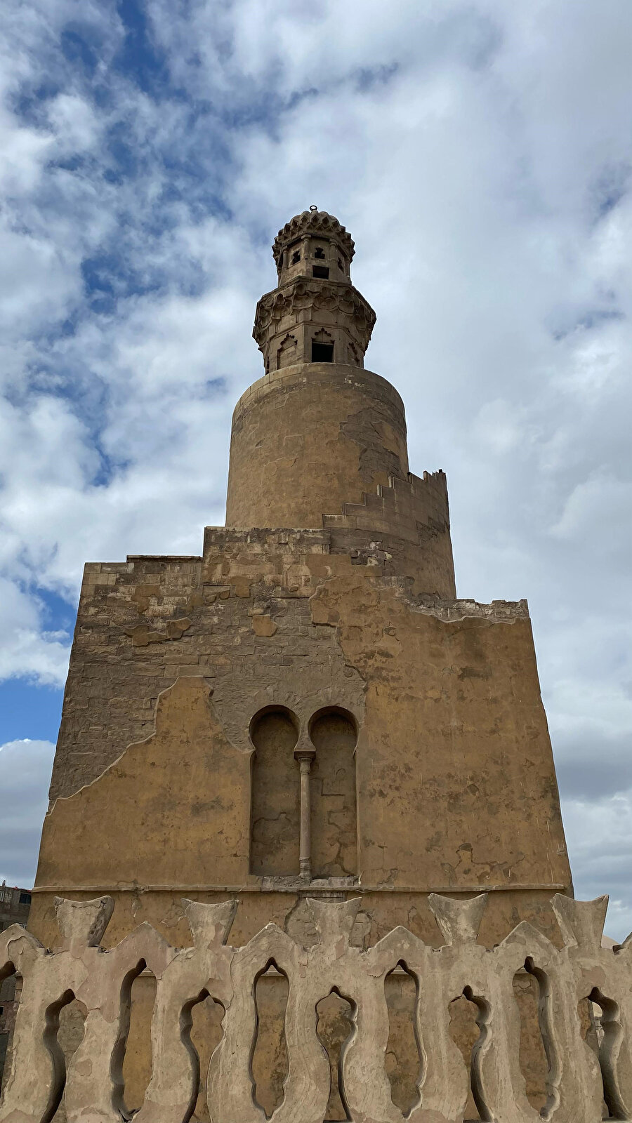 Tolunoğulları Camii’nin minaresi.