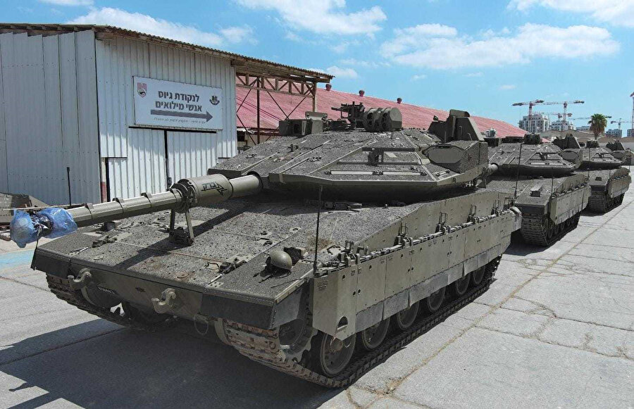IDF’in ilk kez Gazze’de kullandığı, gelişmiş bir füze savunma sistemi olan Windbreaker'ı da içeren Barak tankları.