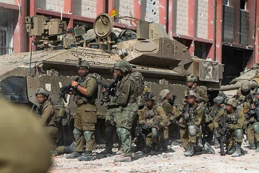 Gazze sokaklarında "Namer 1500" zırhlı personel taşıyıcı.
