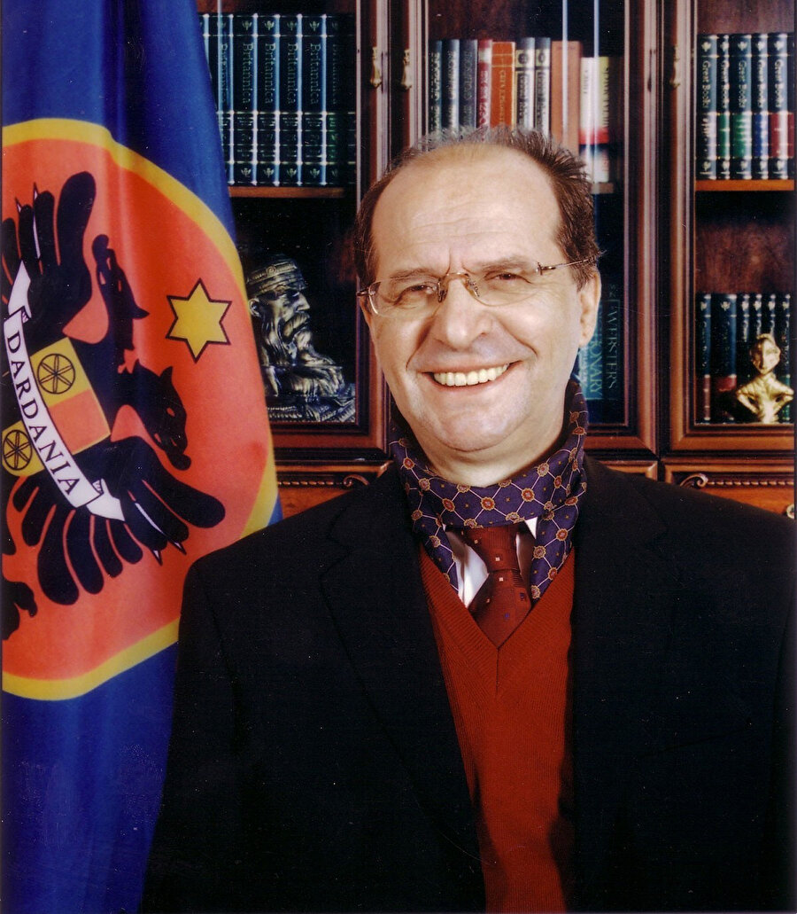 Hayatını Kosova’ya adamış bir lider olan İbrahim Rugova, 1992'den 2000'e kadar kısmen tanınan Kosova Cumhuriyeti'nin Cumhurbaşkanı olarak görev yapan ve 2002'den 2006'daki ölümüne kadar Kosova Cumhurbaşkanı olarak görev yapan Kosovalı Arnavut bir politikacı, akademisyen ve yazardı.