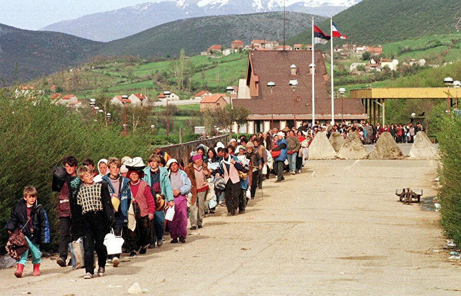 1998-1999 Kosova Savaşı’nda NATO'nun Yugoslavya'ya karşı hava saldırılarına başlamasıyla, Sırp ordusu ve milis güçleri tarafından Kosovalı Müslüman sivillere karşı etnik temizlik girişimi başlatılmıştır.
