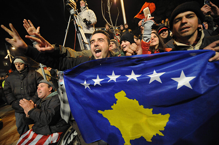 Ahtisaari Planı ve BM'nin 1244 sayılı kararı doğrultusunda Kosova Meclisi, 17 Şubat 2008'de tek taraflı olarak bağımsızlığını ilân etti.