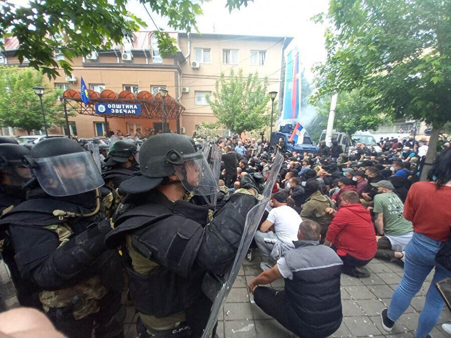 Kosova'nın kuzeyinde, Mayıs ayında gerçekleştirilen yerel seçimleri protesto eden Sırplar ile Arnavut belediye başkanlarını korumak için bölgeye gönderilen Kosova polisi arasında yaşanan 29 Mayıs'ta yaşanan gerilim, yıl sonuna kadar devam etti.