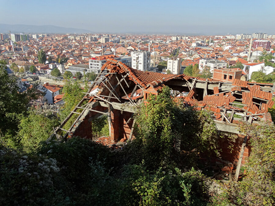 2004 "Mart Ayaklanmaları" olarak adlandırılan olaylar, Kosova'nın kuzeyindeki Zubin Potok kasabasına bağlı Çaber köyünde Sırplar tarafından takip edildiği öne sürülen 2 gencin İbre Nehri'nde hayatını kaybetmesiyle başladı. Bu olayın ardından Kosova genelinde protestolar düzenlendi. Arnavutlar Sırpların evlerini ve kiliselerini yakarken Sırplar da aynı şekilde Arnavutlara saldırdı. Evlerinin tahrip edilmesi nedeniyle binlerce Sırp ve Roman Kosova'dan göç etti.